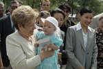 Наина Ельцина во время посещения детского дома в Киргизии, 1999 год 