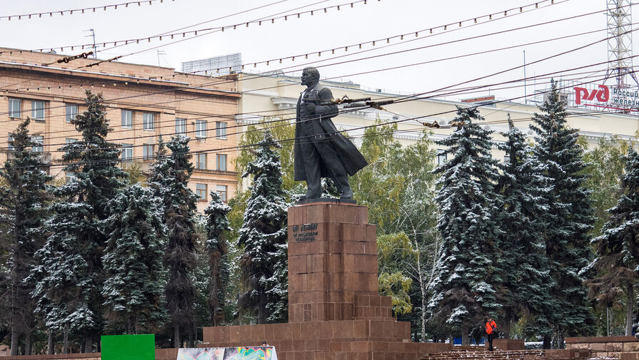 В Челябинске арестовали мужчину, который забрался на памятник Ленину