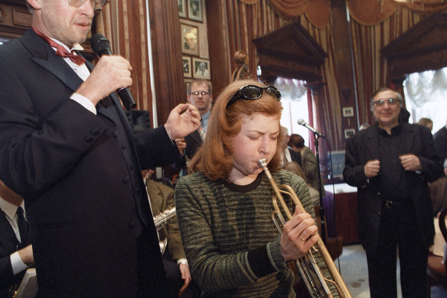 Амалия Мордвинова в&nbsp;первый раз играет на&nbsp;трубе на&nbsp;джазовом марафоне, посвященном 100-летию джазового композитора и пианиста Дюка Эллингтона, 1999&nbsp;год