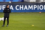 Главный тренер «Порту» Хорхе Нуно Пинту да Коста наблюдает за тренировкой своих подопечных перед матчем с ПСЖ