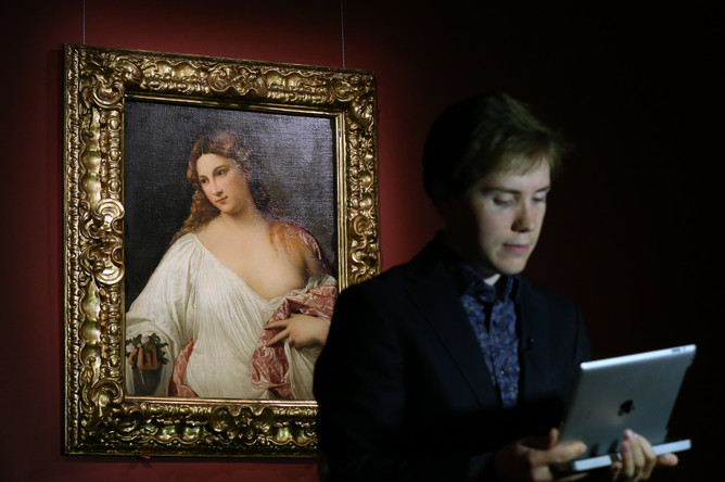 Посетитель у картины «Flora» (1517 г.) на открытии выставки «Тициан. Картины из музеев Италии» в Государственном музее изобразительных искусств им. А.С. Пушкина