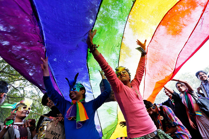 Суд в Индии признал трансгендеров людьми третьего пола