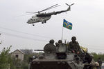 Военный вертолет пролетает над украинским блокпостом рядом со Славянском