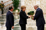 Президент Франции Франсуа Олланд, Канцлер Германии Ангела Меркель и президент Белоруссии Александр Лукашенко во время встречи в Минске