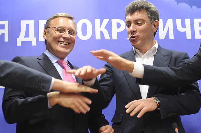 Лидер Российского народно-демократического союза (РНДС) Михаил Касьянов и член бюро движения «Солидарность» Борис Немцов на съезде коалиции демократических сил «За Россию без произвола и коррупции», 2010 год