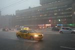 Автомобили едут по Зубовскому бульвару в Москве во время сильного дождя