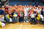 Участники благотворительного баскетбольного матча в поддержку подопечных фонда Гоши Куценко «Шаг вместе» в универсальном спортивном зале «Дружба» в Москве
