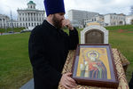 Священнослужитель с иконой святого равноапостольного великого князя Владимира