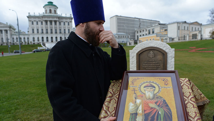 Священнослужитель с&nbsp;иконой святого равноапостольного великого князя Владимира