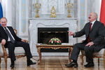 Президент Белоруссии Александр Лукашенко и президент России Владимир Путин во время встречи