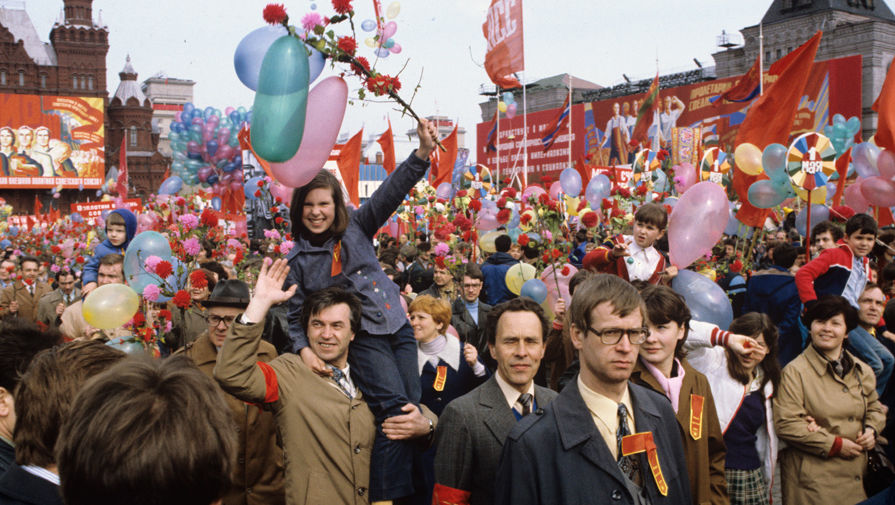 Праздничная демонстрация на Красной площади в День международной солидарности трудящихся, 1 мая 1983 год