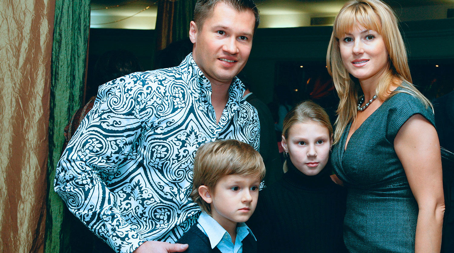 Гимнаст Алексей Немов с женой Галиной и детьми, 2007 год