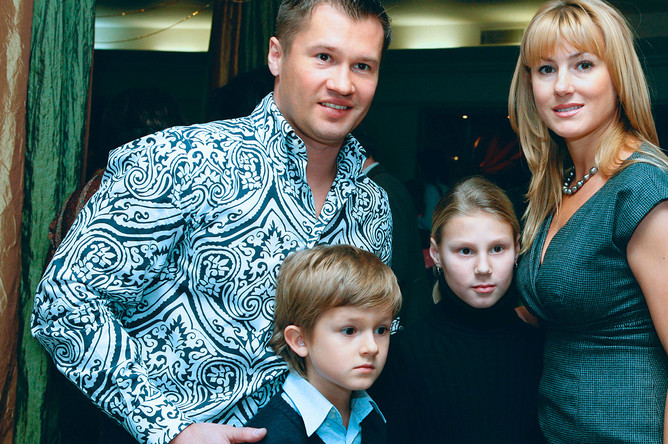 Гимнаст Алексей Немов с женой Галиной и детьми, 2007 год