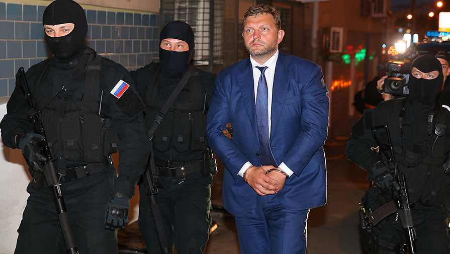 Губернатор Кировской области Никита Белых, задержанный по обвинению в получении взятки, у здания Басманного суда