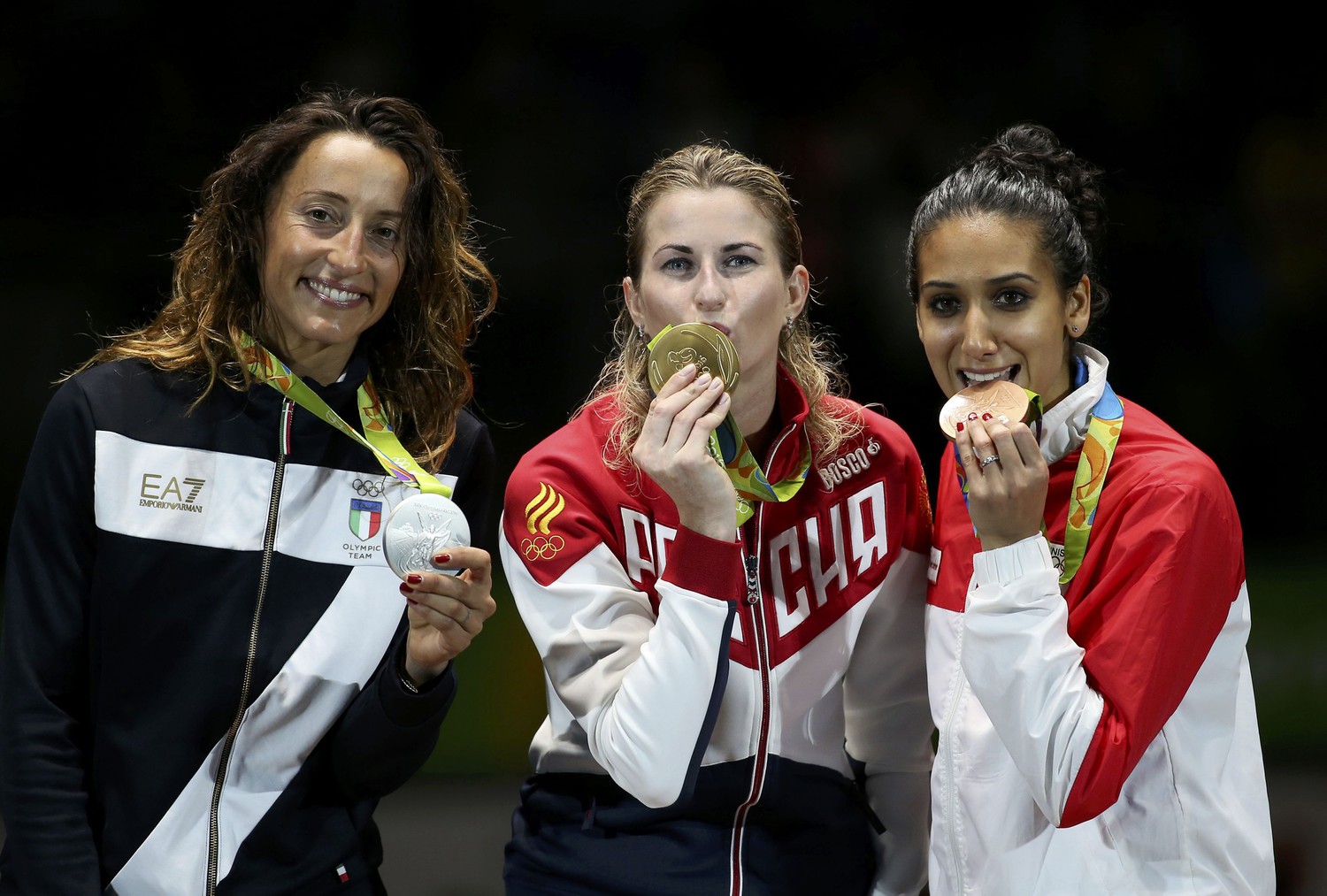 Инна Дериглазова (в центре) стала олимпийской чемпионкой в фехтовании