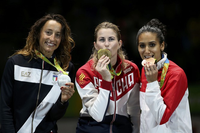 Инна Дериглазова (в центре) стала олимпийской чемпионкой в фехтовании