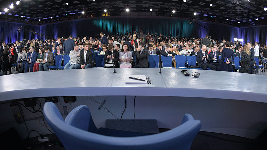 Журналисты перед&nbsp;началом двенадцатой большой ежегодной пресс-конференции президента РФ Владимира Путина в&nbsp;Центре международной торговли на&nbsp;Красной Пресне