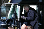 Президент США Дональд Трамп за рулем грузовика, 24 марта 2017 года