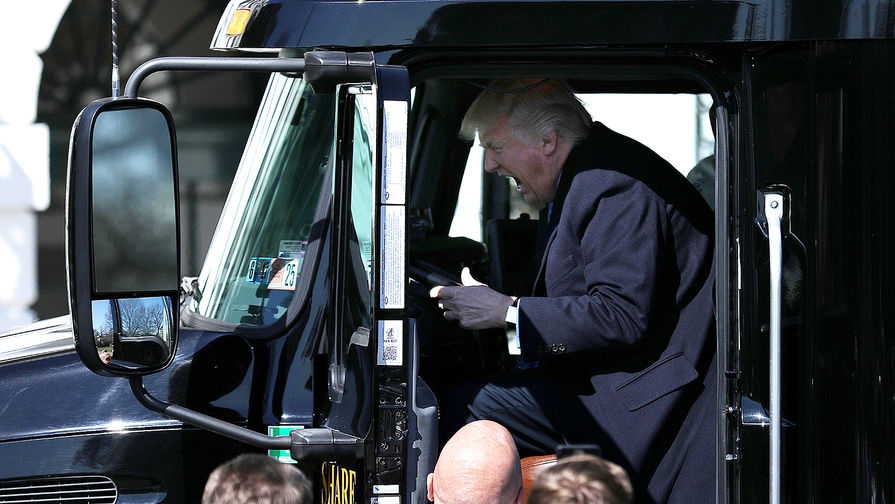 Президент США Дональд Трамп за&nbsp;рулем грузовика, 24&nbsp;марта 2017&nbsp;года