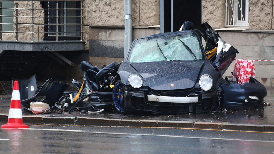 Последствия смертельной аварии с участием спорткара Porsche в центре Москвы, 2015 год