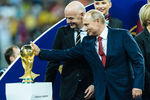 Президент РФ Владимир Путин и президент ФИФА Джанни Инфантино на церемонии награждения победителей чемпионата мира по футболу FIFA 2018 года на стадионе «Лужники»