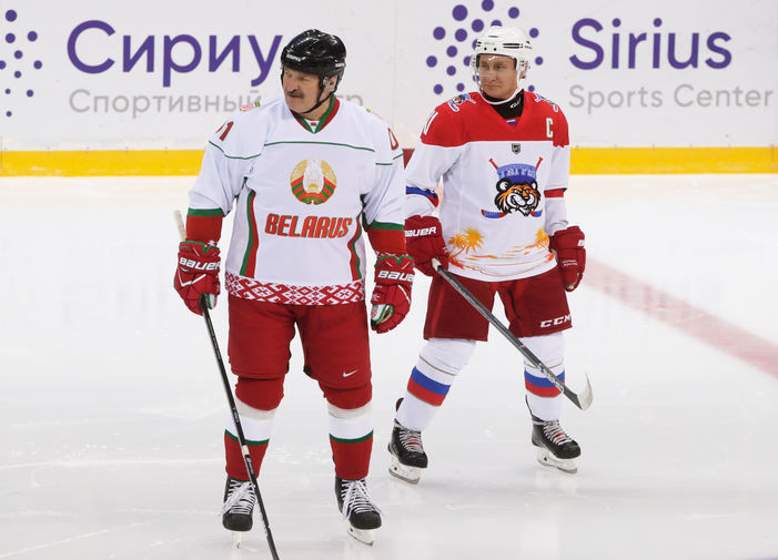 Президент Белоруссии Александр Лукашенко и президент России Владимир Путин во время тренировочной игры в&nbsp;хоккей в&nbsp;Сочи, 15 февраля 2019 года