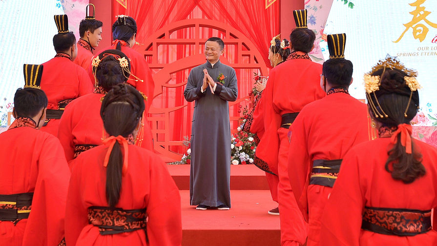 Основатель Alibaba Group Джек Ма во время свадебной церемонии для сотрудников компании в Ханчжоу, май 2019 года