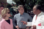 Первая леди США Хиллари Клинтон и американский финансист Джордж Сорос во время встречи с директором госпиталя на Гаити доктором Гаем Теодором, 1998 год
