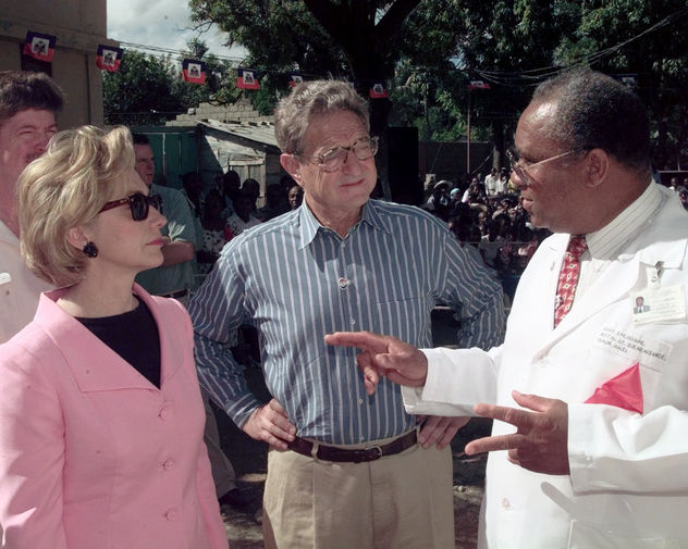 Первая леди США Хиллари Клинтон и американский финансист Джордж Сорос во время встречи с&nbsp;директором госпиталя на&nbsp;Гаити доктором Гаем Теодором, 1998 год
