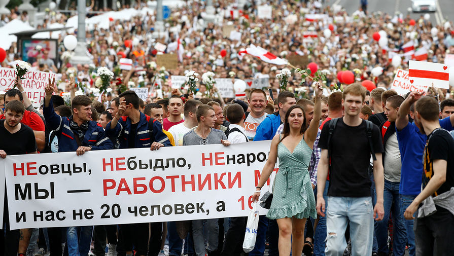 Участники демонстрации в Минске на шестой день протестных акций, 14 августа 2020 года