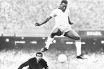 Пеле забивает гол в ворота вратаря Венесуэлы, Рио-де-Жанейро, 1969 год 