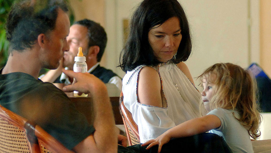 Бьорк с мужем, американским художником Мэтью Барни и их дочерью Исадоурой в Венеции, 2005 год
