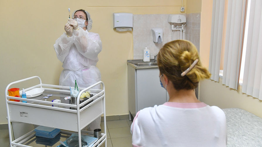 Во время вакцинации от COVID-19 в одной из поликлиник в Москве, декабрь 2020 года