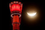 Частичное лунное затмение на фоне телевизионной башни Tokyo Skytree в Токио, Япония, 19 ноября 2021 года