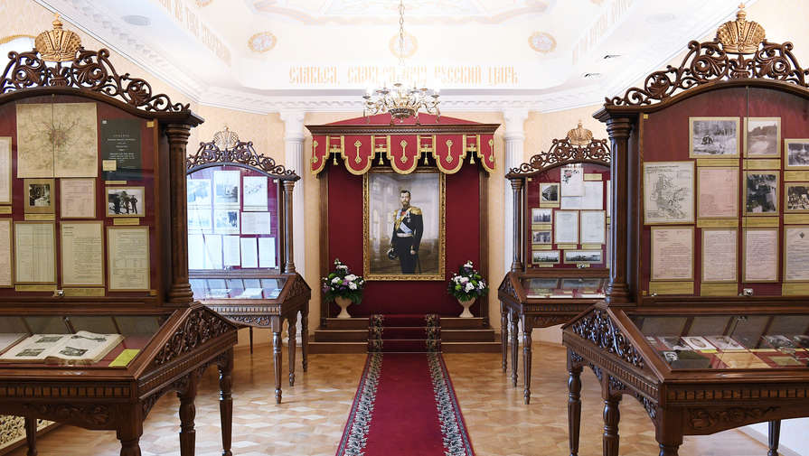 Ученые в Петербурге реконструировали мундирное платье начала XX века