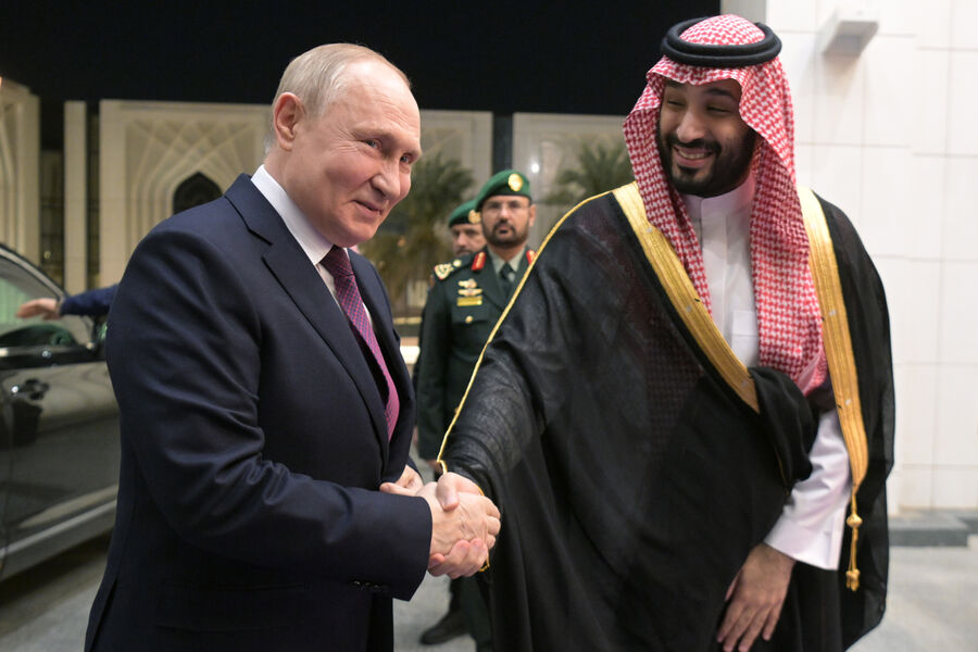 Президент РФ Владимир Путин и наследный принц, председатель Совета министров Саудовской Аравии Мухаммед бен Сальман Аль Сауд (справа) во время встречи в&nbsp;Эр-Рияде, Саудовская Аравия, 6&nbsp;декабря 2023&nbsp;года