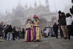 Участники Венецианского карнавала на улицах города, 27 января 2024 года