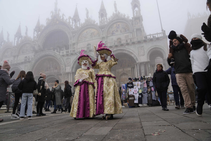 Участники Венецианского карнавала на&nbsp;улицах города, 27&nbsp;января 2024&nbsp;года
