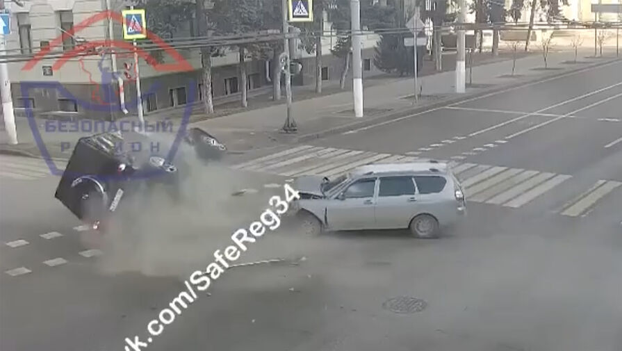 Появилось видео момента ДТП с участием депутатской машины в Волгограде