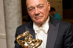 Телеведущий Владимир Познер с призом в номинации «Интервьюер» на церемонии вручения премии «ТЭФИ-2011» 