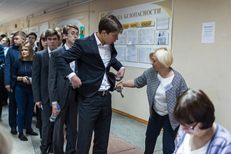 Досмотр учеников перед началом единого государственного экзамена по математике в гимназии №150 в Омске