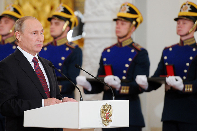 Президент РФ Владимир Путин на церемонии вручения государственных премий РФ в области науки и технологий, литературы, искусства и гуманитарной деятельности за 2015 год в Кремле