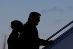 Президент США Дональд Трамп и его супруга Меланья Трамп поднимаются на борт номер один на авиабазе Эндрюс, 20 января 2021 года