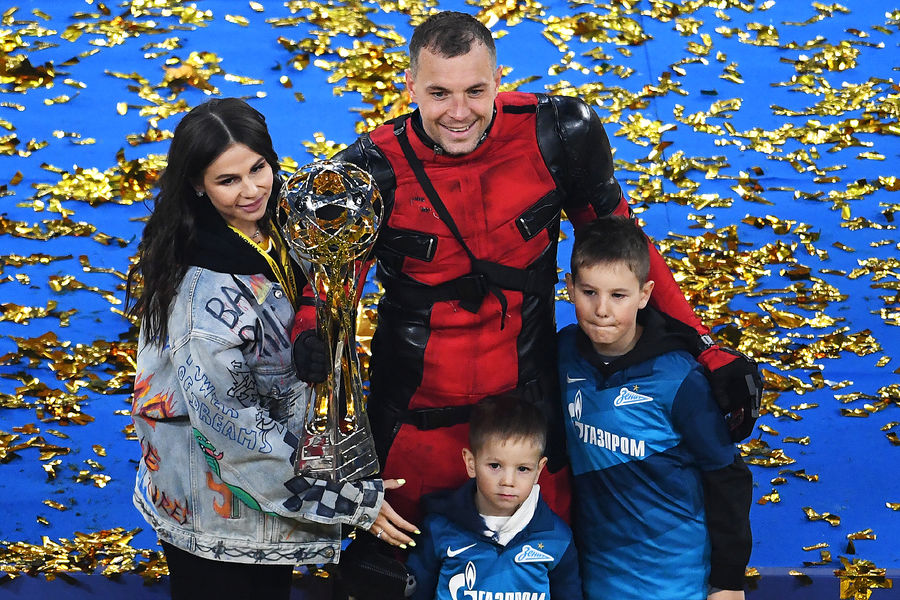 Игрок ФК «Зенит» Артем Дзюба в костюме Дэдпула с женой Кристиной и сыновьями после церемонии награждения игроков ФК «Зенит», 2 мая 2021 года
