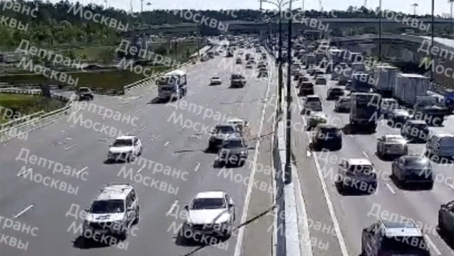 Появилось видео момента ДТП с участием автомобиля такси в Москве