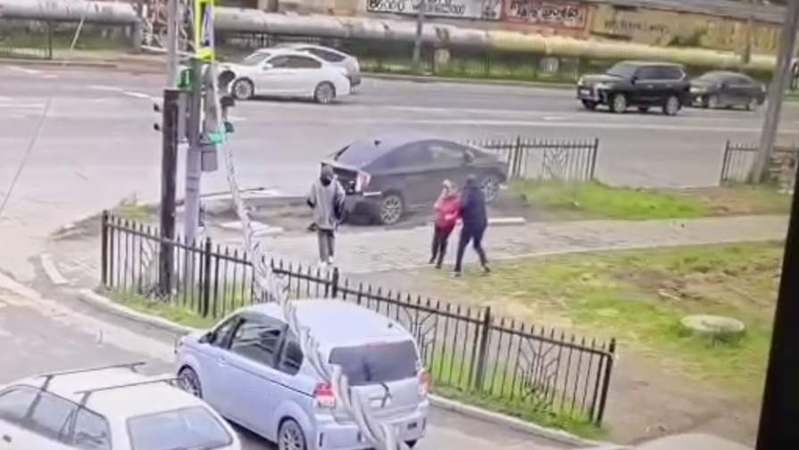 Наезд Toyota на пешеходов у перехода в Хабаровске попал на видео
