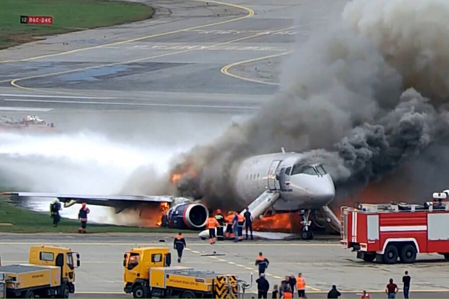 Самолет Sukhoi Superjet 100, следовавший из Москвы в Мурманск, 5 мая 2019 года экстренно вернулся в аэропорт Шереметьево и совершил жесткую посадку после 28 минут полета. При посадке у него подломились стойки шасси и загорелись двигатели