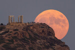 «Голубая луна» восходит за храмом Посейдона на мысе Сунион, недалеко от Афин, Греция, 30 августа 2023 года 