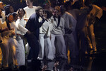 Певец Алекс Уоррен во время выступления на премии MTV Video Music Awards в Нью-Йорке, 7 сентября 2025 года 