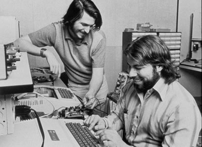 Стив Джобс и Стив Возняк собирают компьютер в гараже (1975 год)